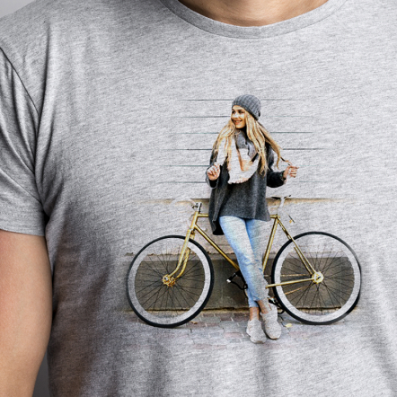 Принт на футболке с велосипедом