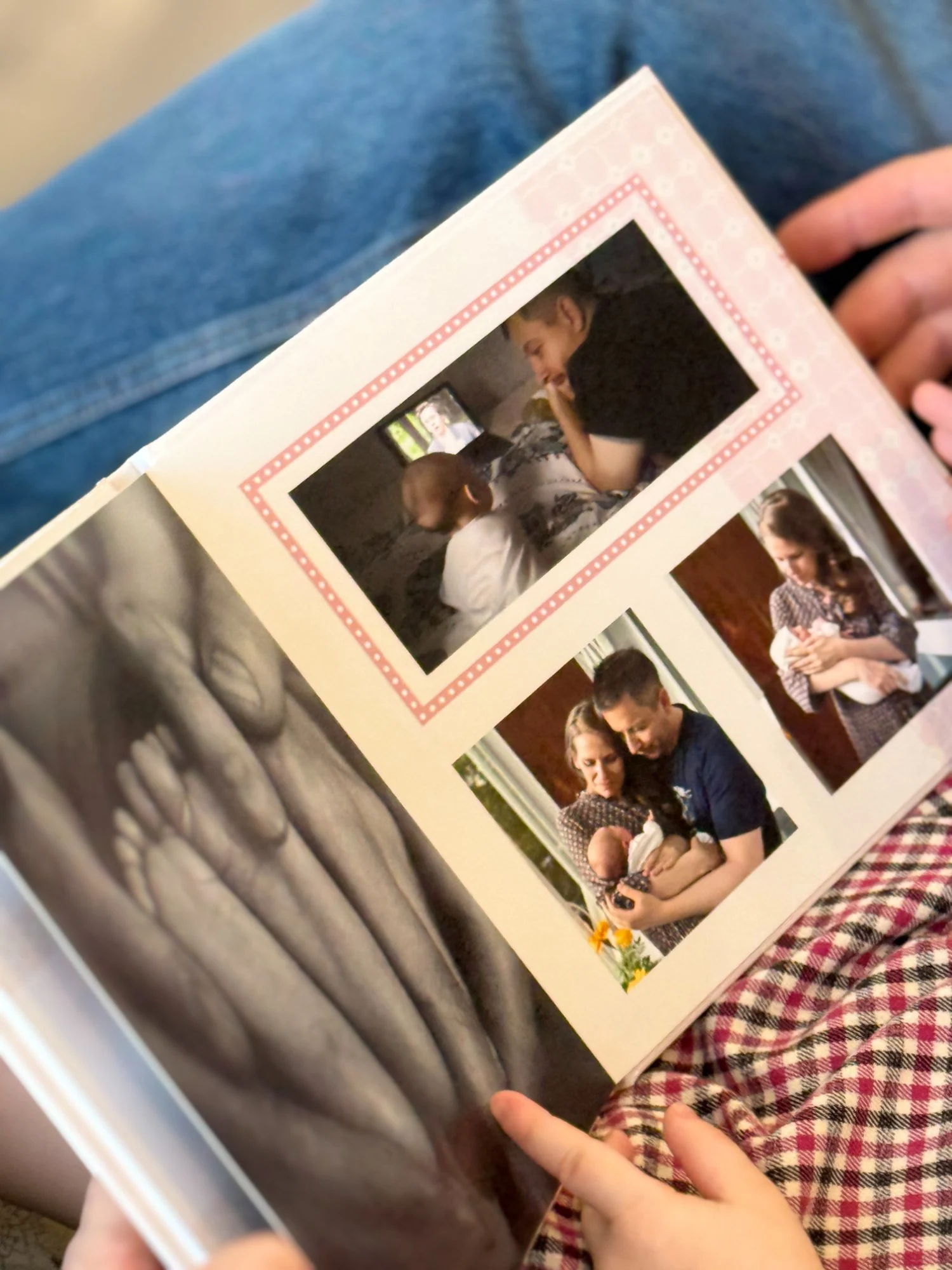 Разворот детской фотокниги — папа и малыш, чёрно-белое фото