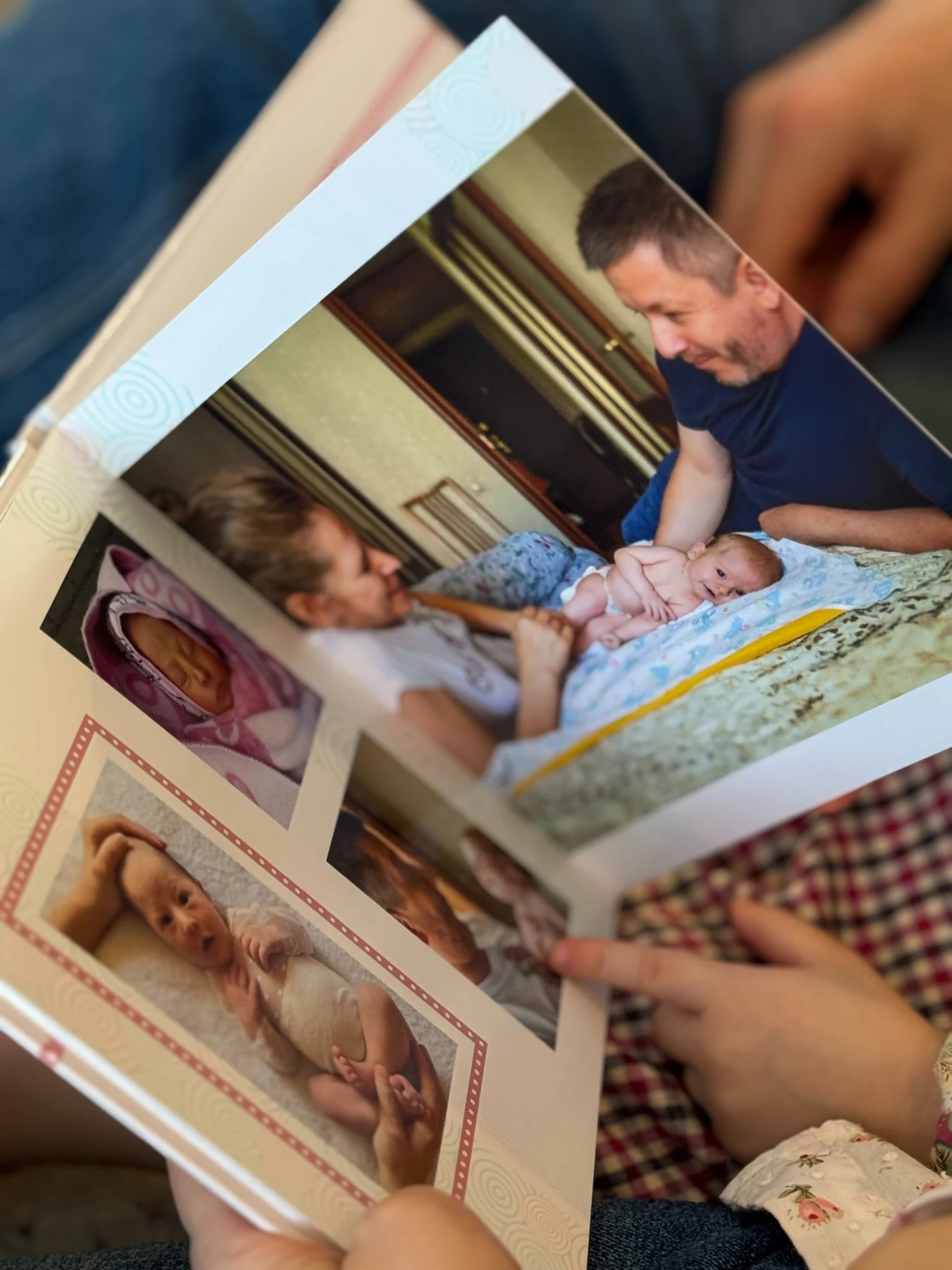 Разворот детской фотокниги первый год — родители с малышом