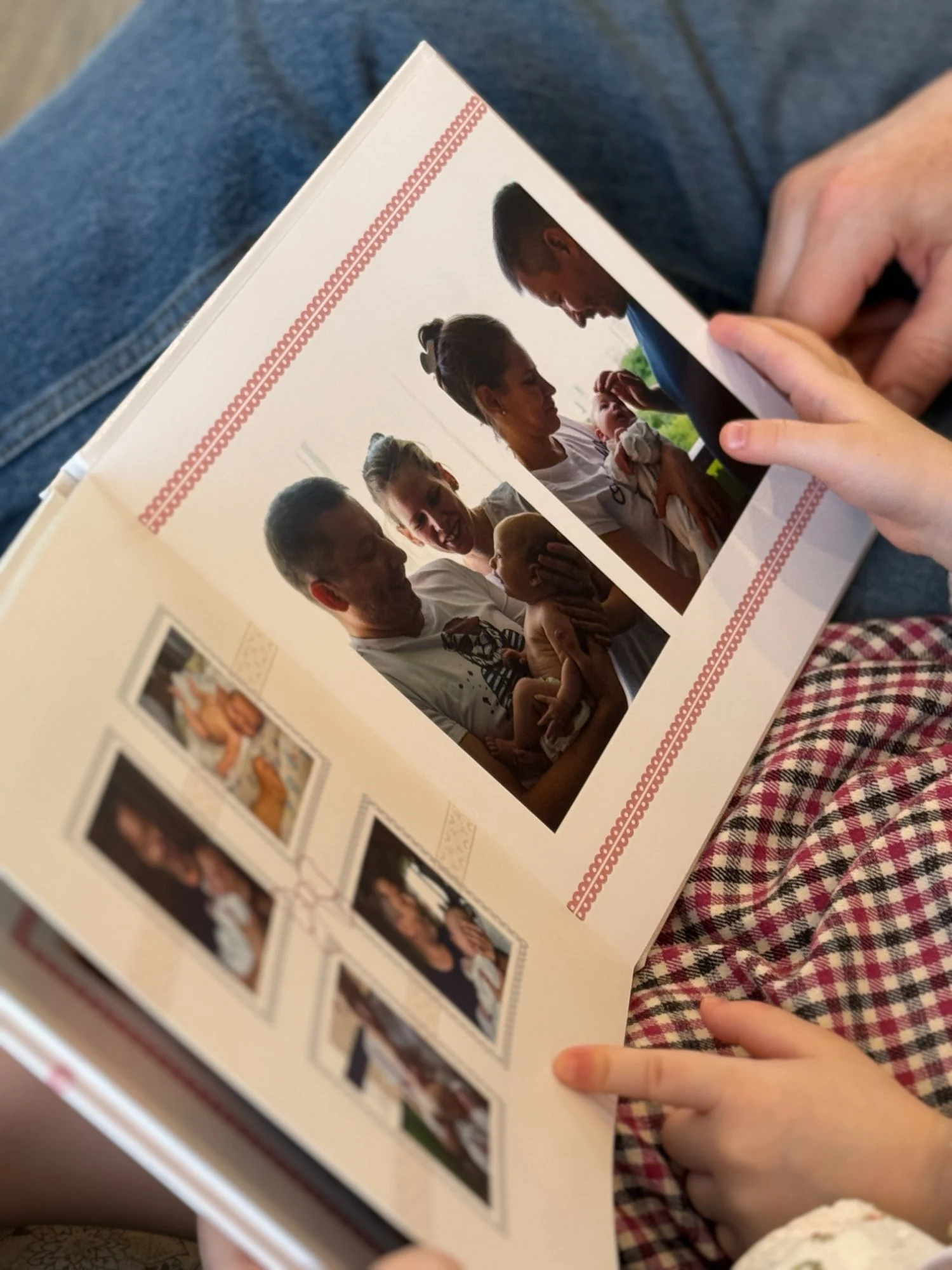 Разворот детской фотокниги — семейные фото с новорождённым