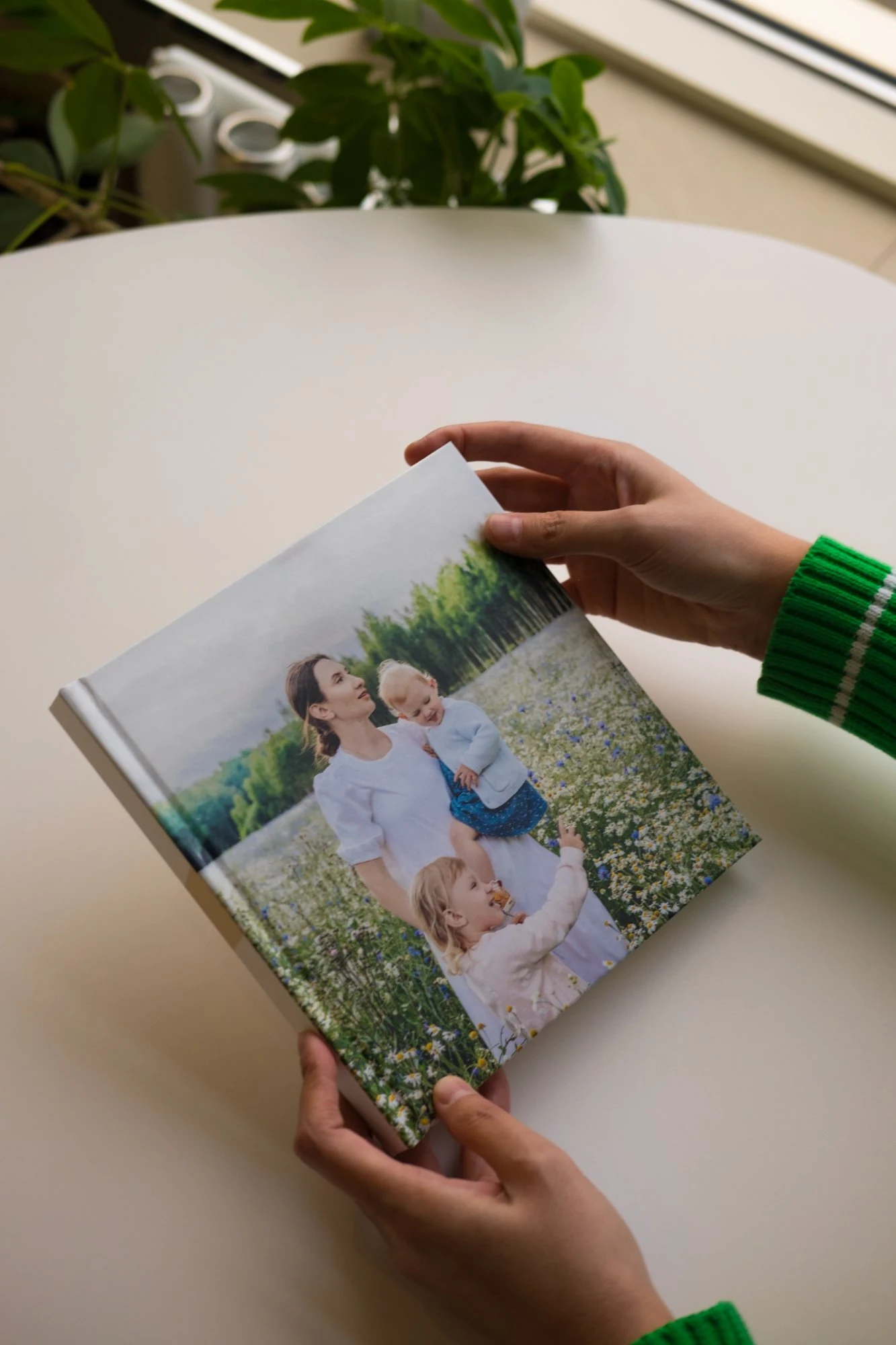 Детская фотокнига с фотообложкой в руках